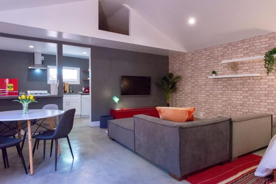 Modern Private Guesthouse with Parking, Yard, and Washer Dryer House in Inglewood