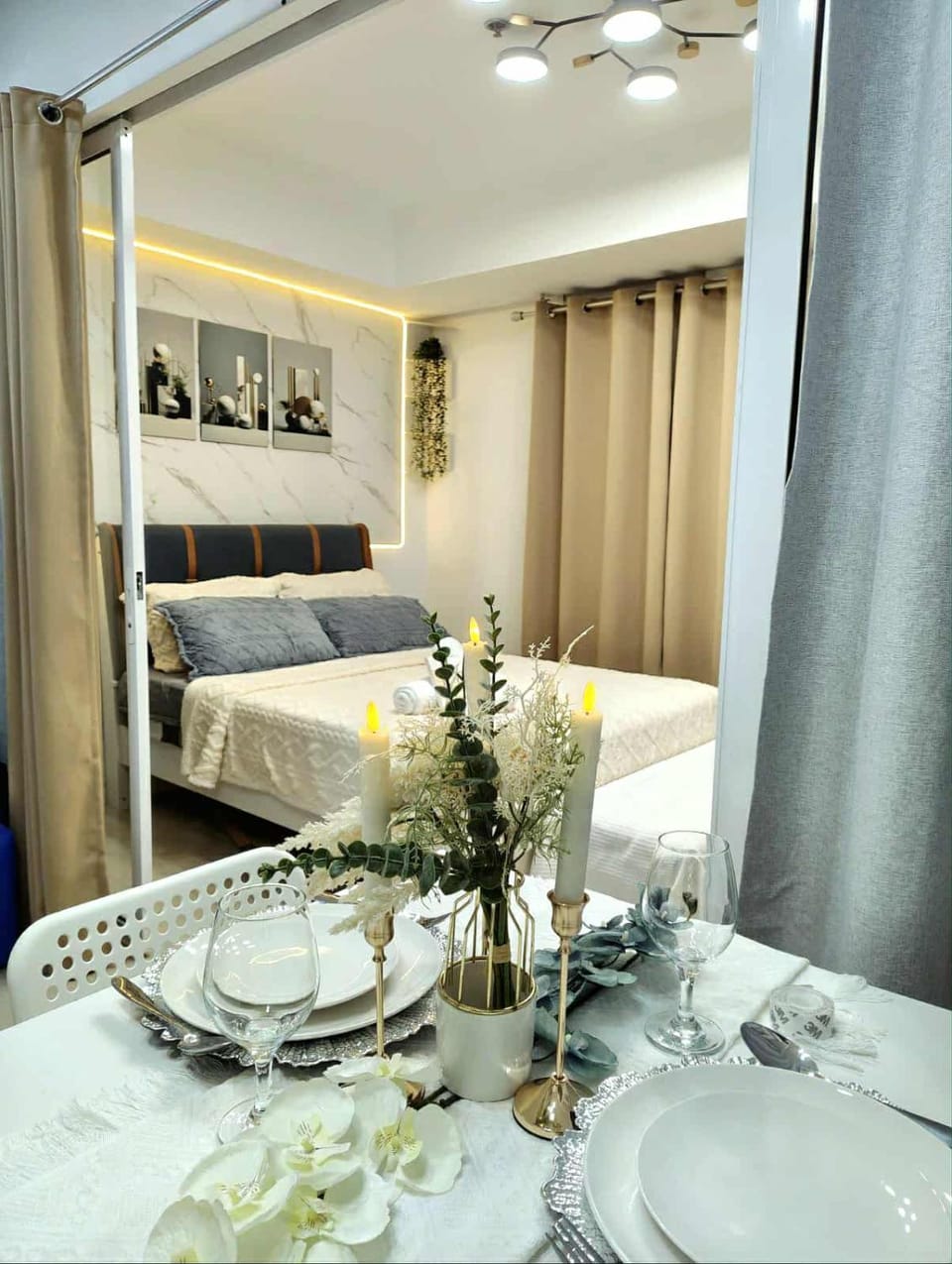 Bed, Living room, Dining area, Bedroom