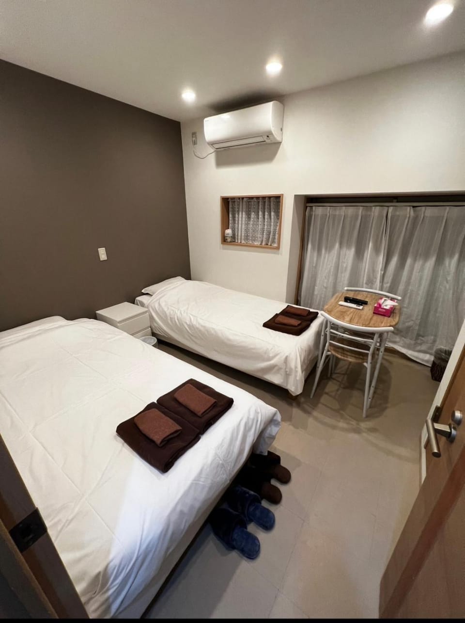 Bed, Bedroom, towels, air conditioner