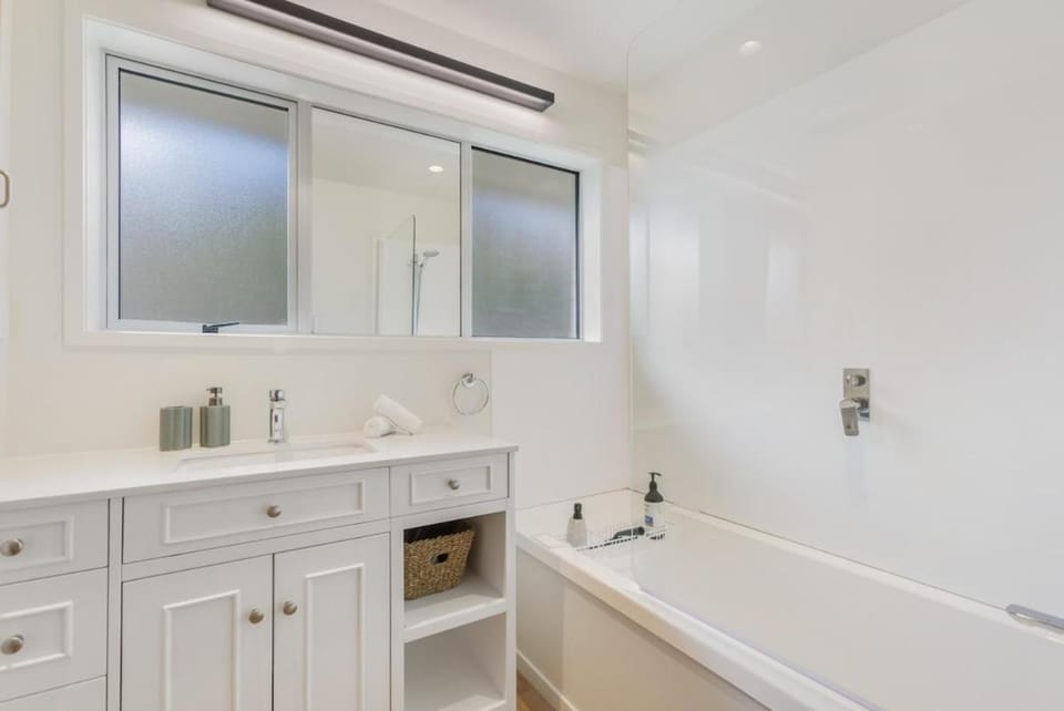 Wanaka Ski & Lake Escape | Sleeps 11 | 2 living House in Wanaka