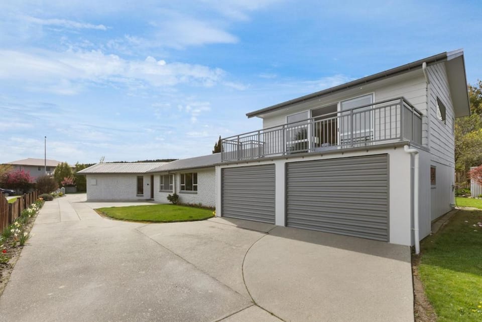Wanaka Ski & Lake Escape | Sleeps 11 | 2 living House in Wanaka