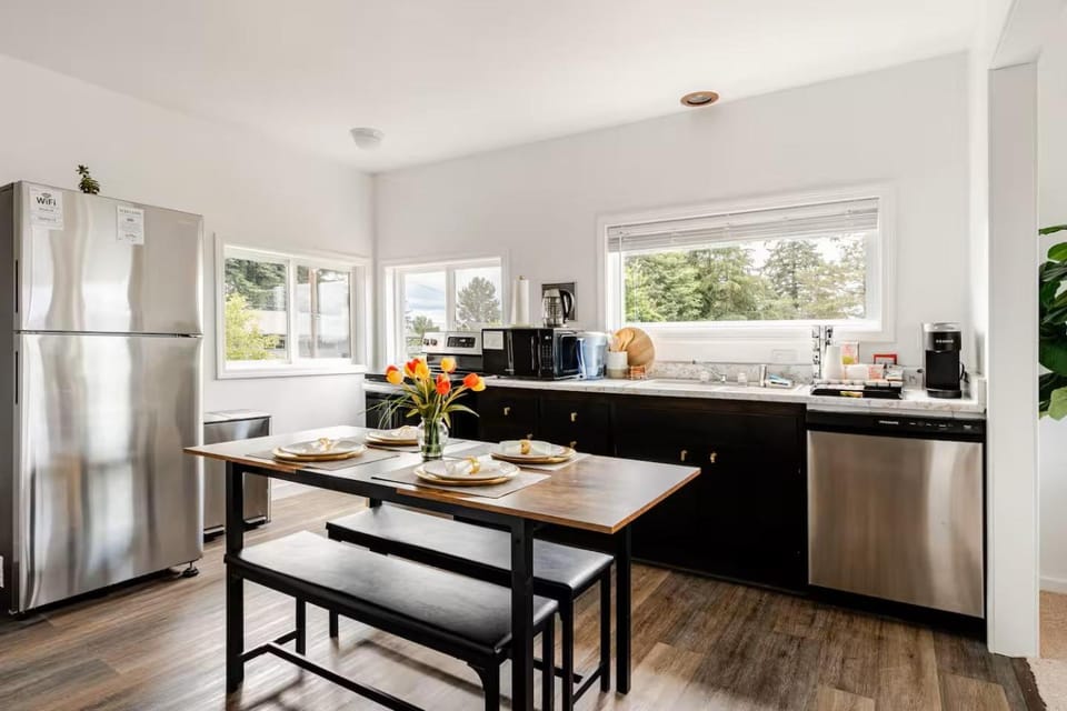 Dining area, kitchen