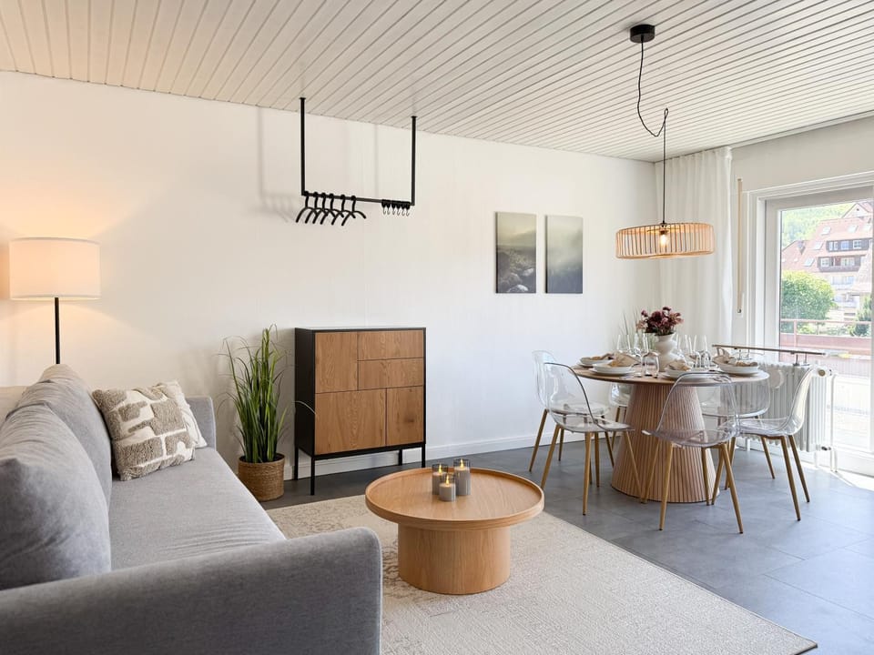 TV and multimedia, Living room, Seating area, Dining area, internet