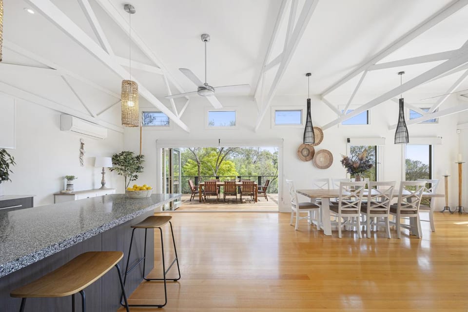 Nautilus Rise – Panoramic Bay Coastal Views House in Melbourne