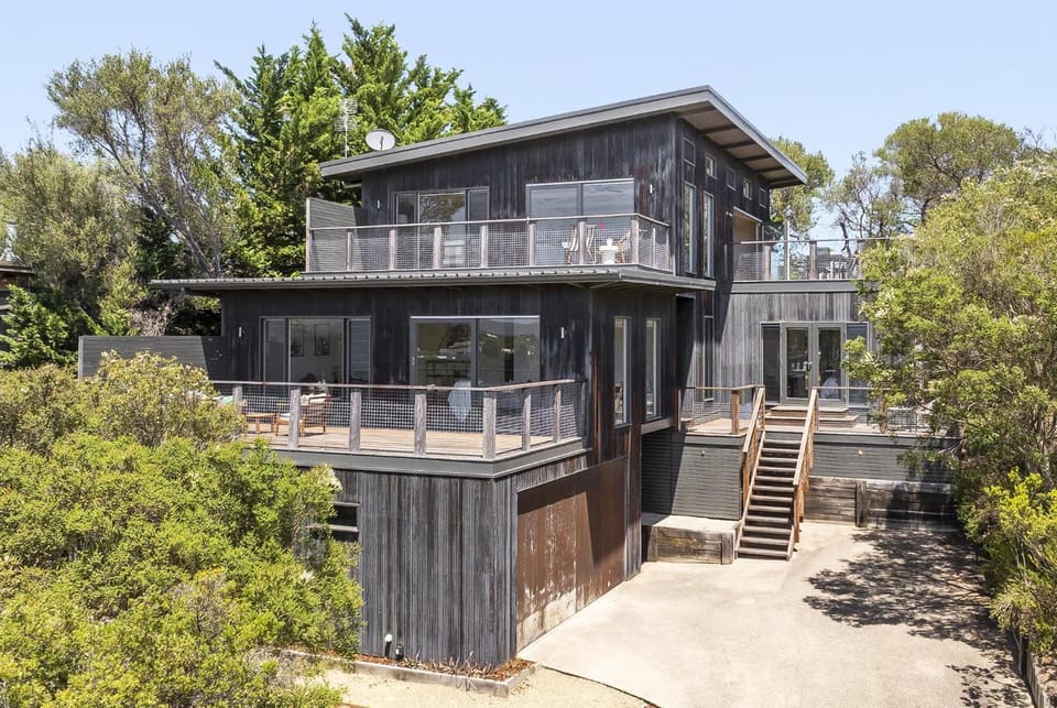 Nautilus Rise – Panoramic Bay Coastal Views House in Melbourne