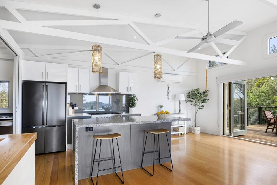 Nautilus Rise – Panoramic Bay Coastal Views House in Melbourne