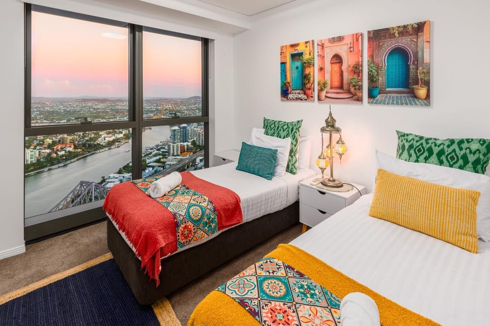 Bed, View (from property/room), Bedroom, City view, River view