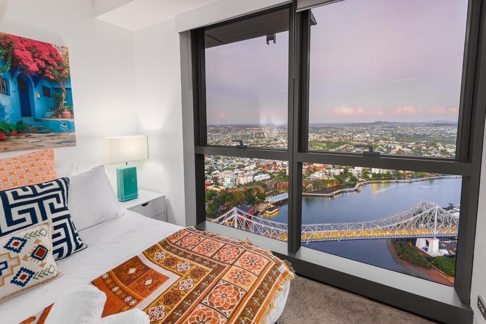 Bed, View (from property/room), Decorative detail, Bedroom, City view, Landmark view, River view