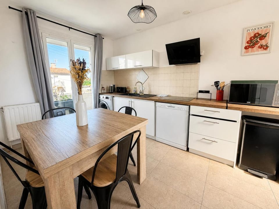 Kitchen or kitchenette, dishwasher, stove