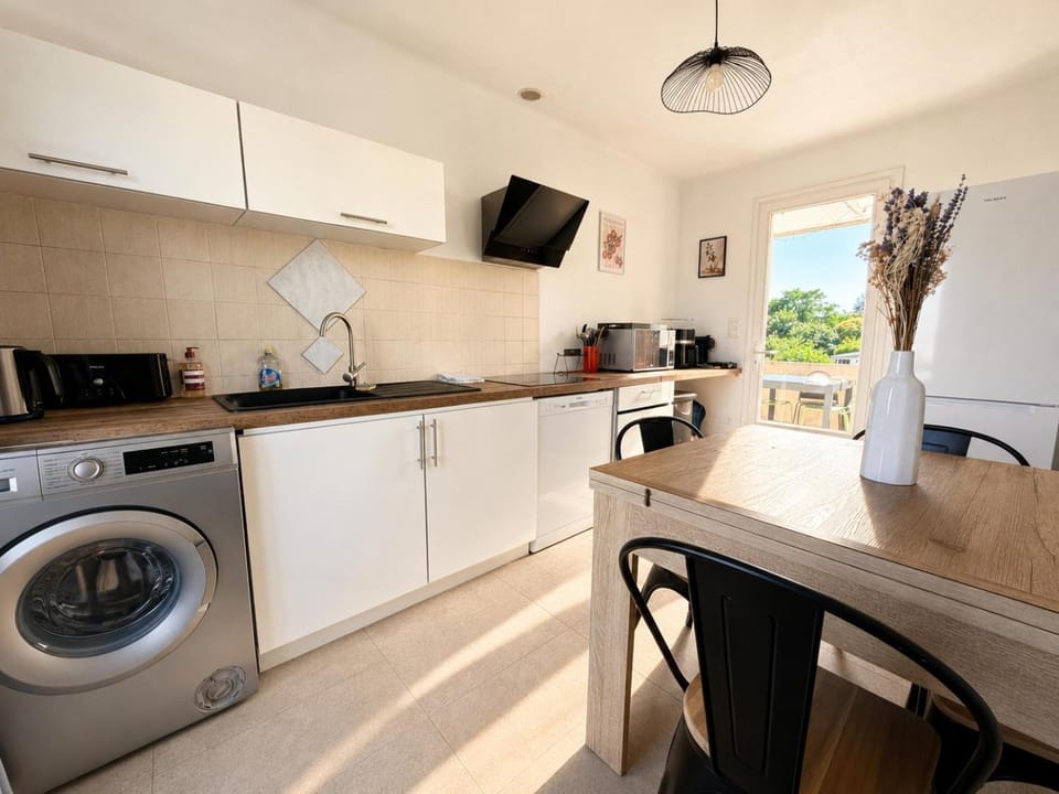 Kitchen or kitchenette, Dining area, dishwasher, oven, washing machine