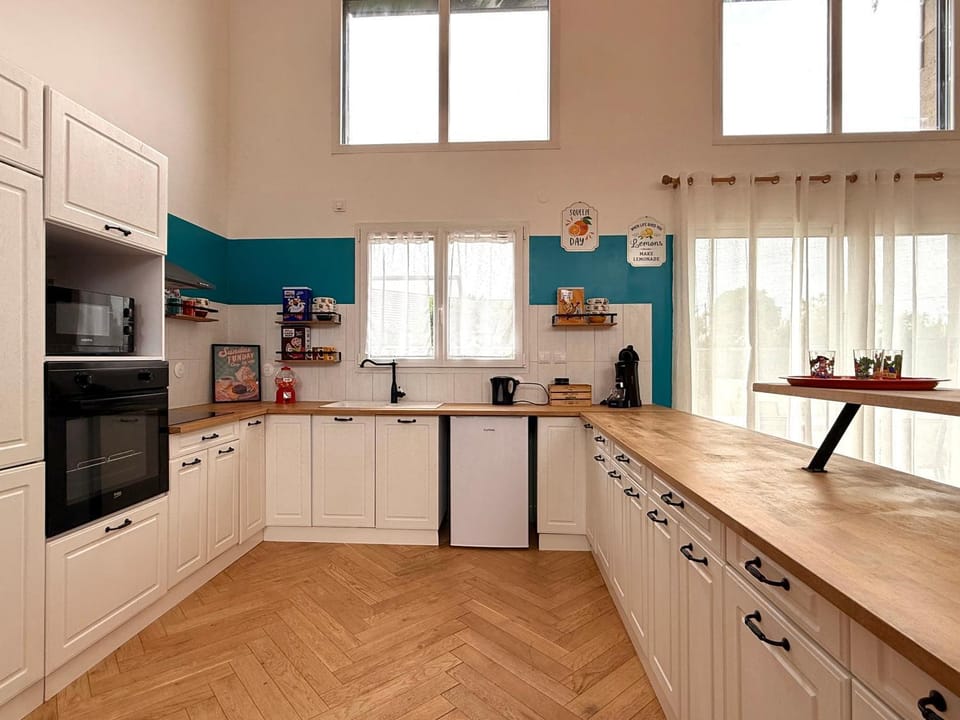 Kitchen or kitchenette, Lounge or bar