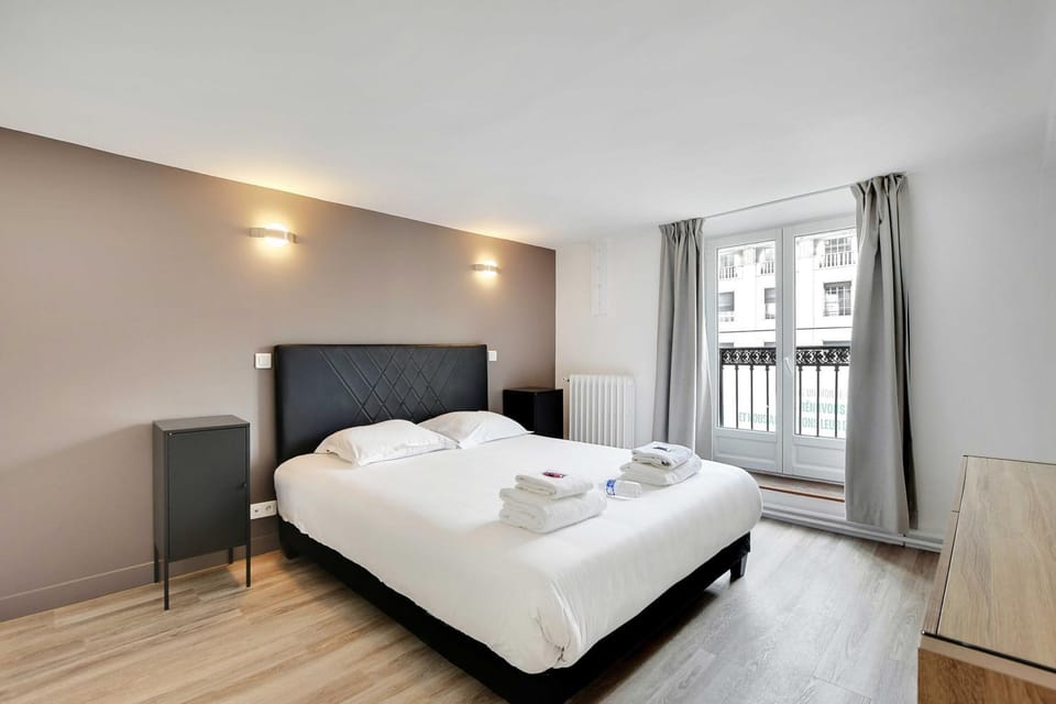 Bed, Bedroom, towels