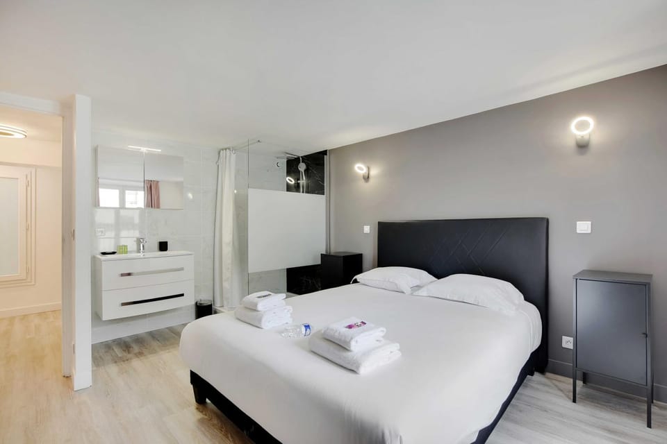 Bed, Bedroom, towels