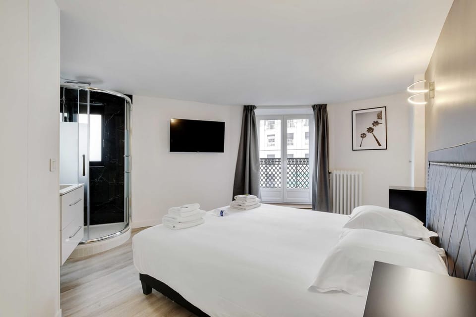 Bed, Bedroom, towels