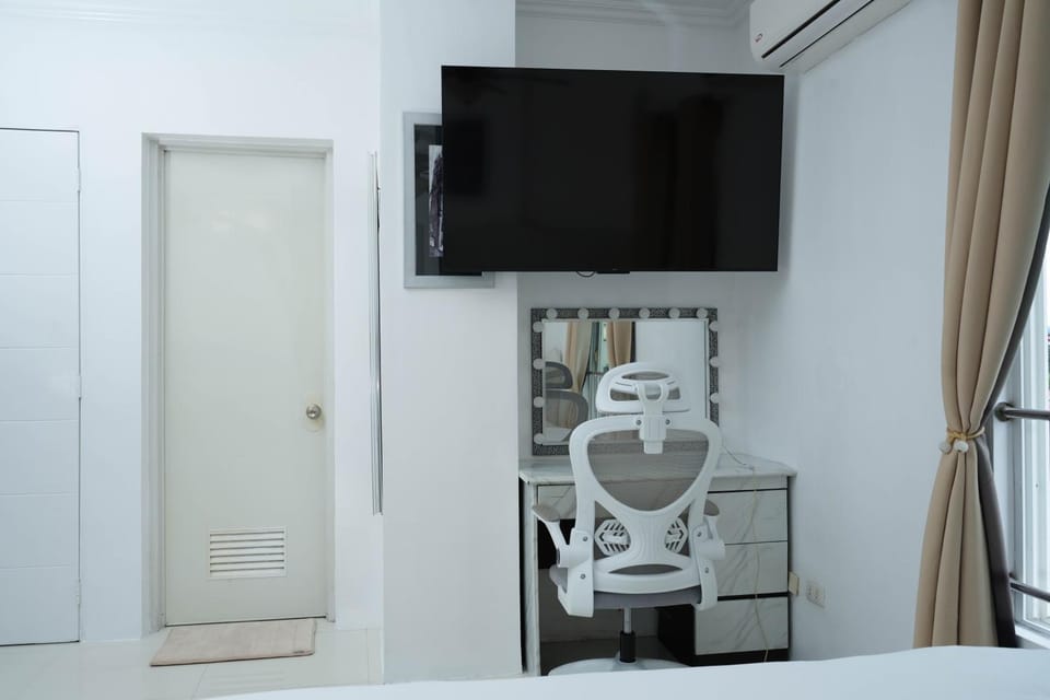 Bed, TV and multimedia, Bedroom