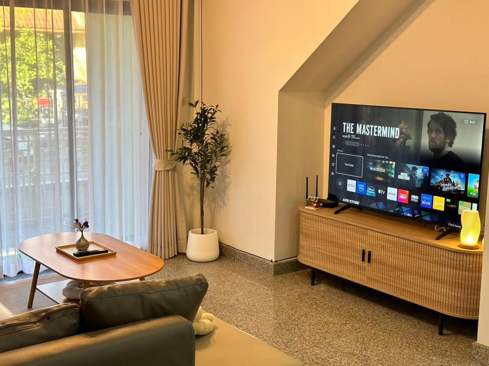 TV and multimedia, Living room, Seating area, Evening entertainment