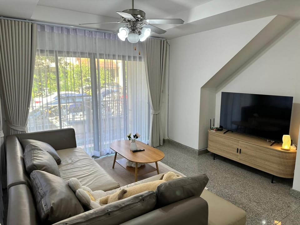 Communal lounge/ TV room, TV and multimedia, Living room, Evening entertainment