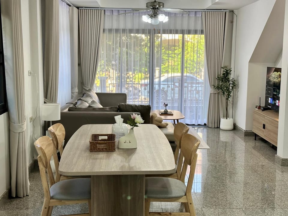 TV and multimedia, Living room, Seating area, Dining area