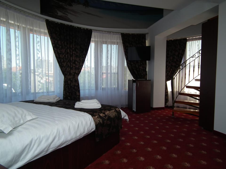 Photo of the whole room, Decorative detail, City view, group of guests, Family