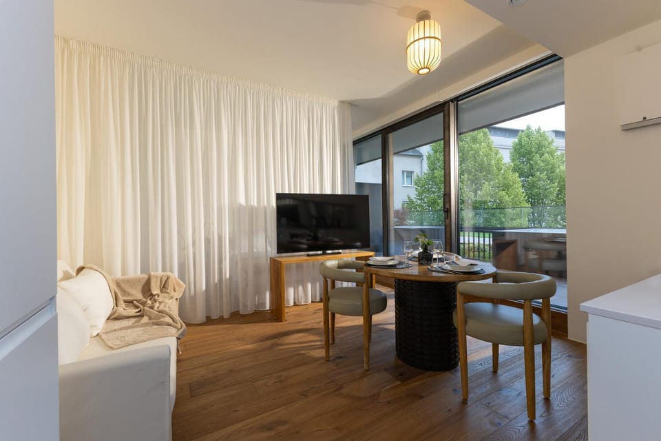TV and multimedia, Living room, Seating area, Dining area