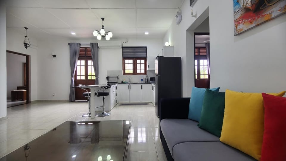 TV and multimedia, Kitchen or kitchenette, Living room, Seating area, kitchen