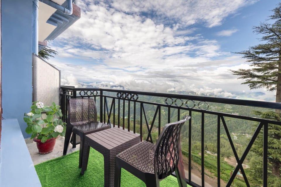 The Prakriti Inn & Suites l Family Events I Pure veg l Sky Bonfire l Lift l Power Backup l Free Parking l Kufri By Exotic Stays Apartment in Himachal Pradesh