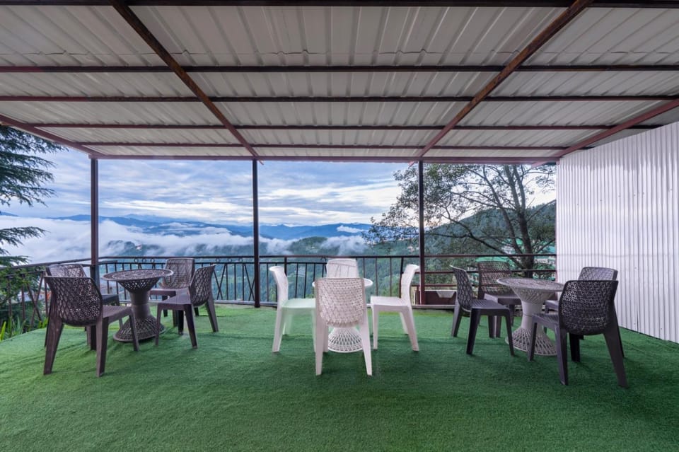 The Prakriti Inn & Suites l Family Events I Pure veg l Sky Bonfire l Lift l Power Backup l Free Parking l Kufri By Exotic Stays Apartment in Himachal Pradesh