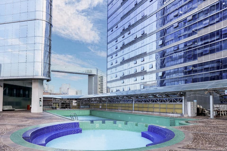 Property building, Day, Pool view, Swimming pool