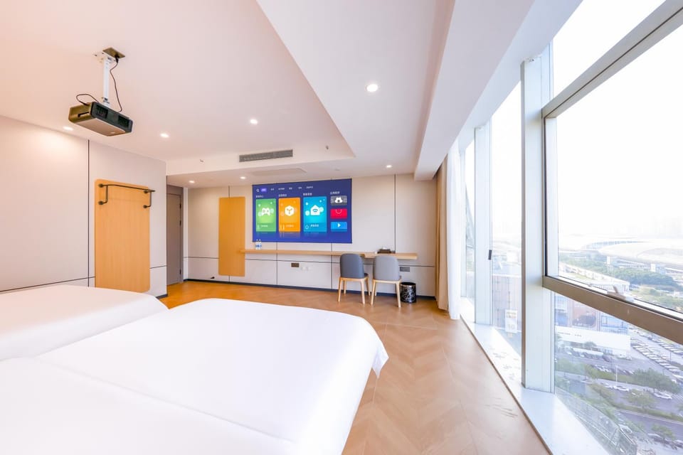 Bed, Day, TV and multimedia, Photo of the whole room, Bedroom, City view, Landmark view, air conditioner