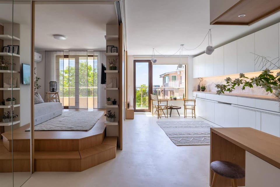 Bed, TV and multimedia, View (from property/room), Balcony/Terrace, Living room, Seating area, Bedroom