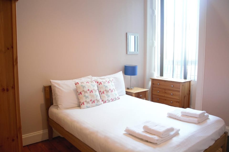 Elm Row Spacious and Central Apartment in Edinburgh