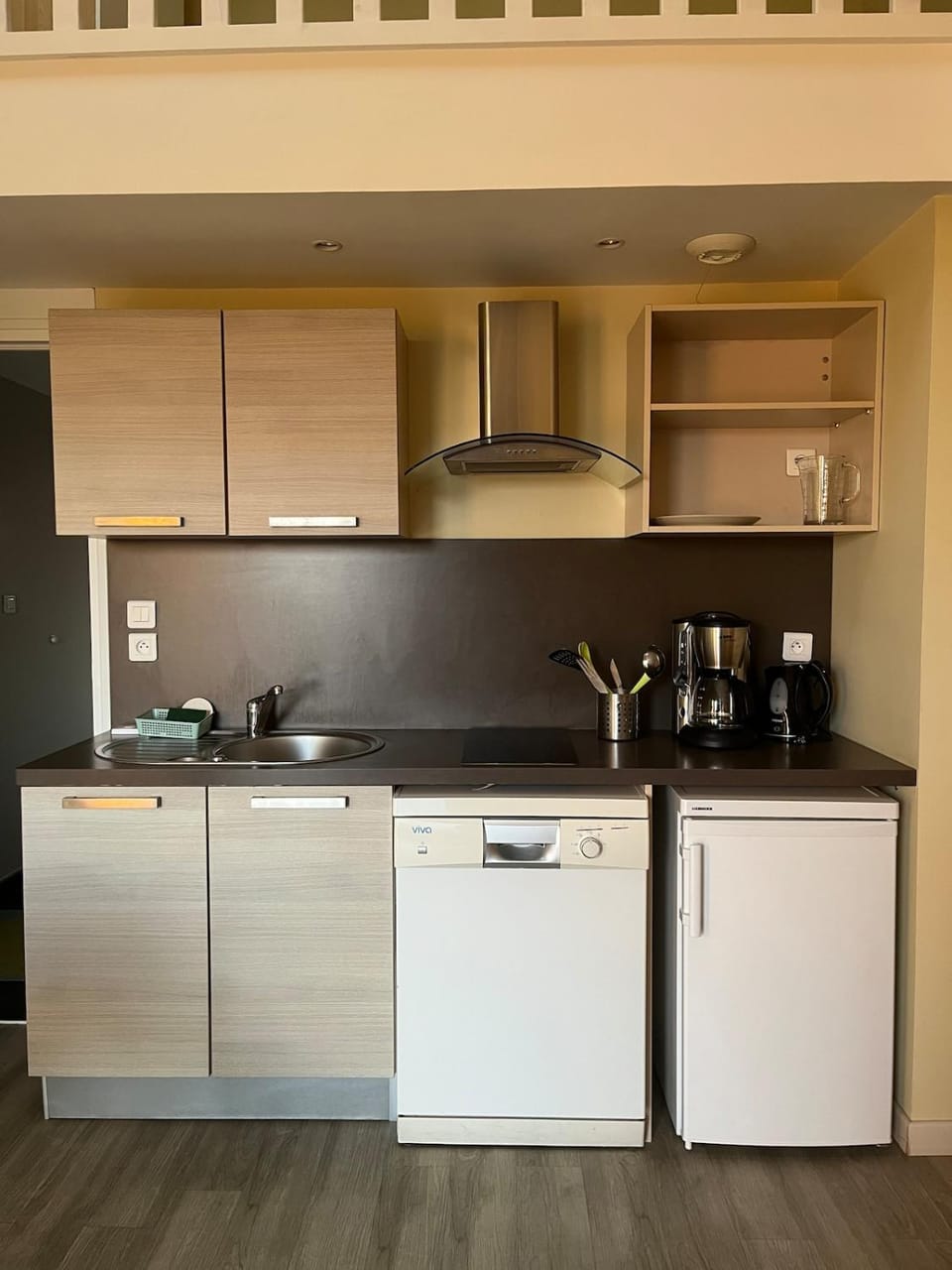 Coffee/tea facilities, Kitchen or kitchenette, dishwasher, stove