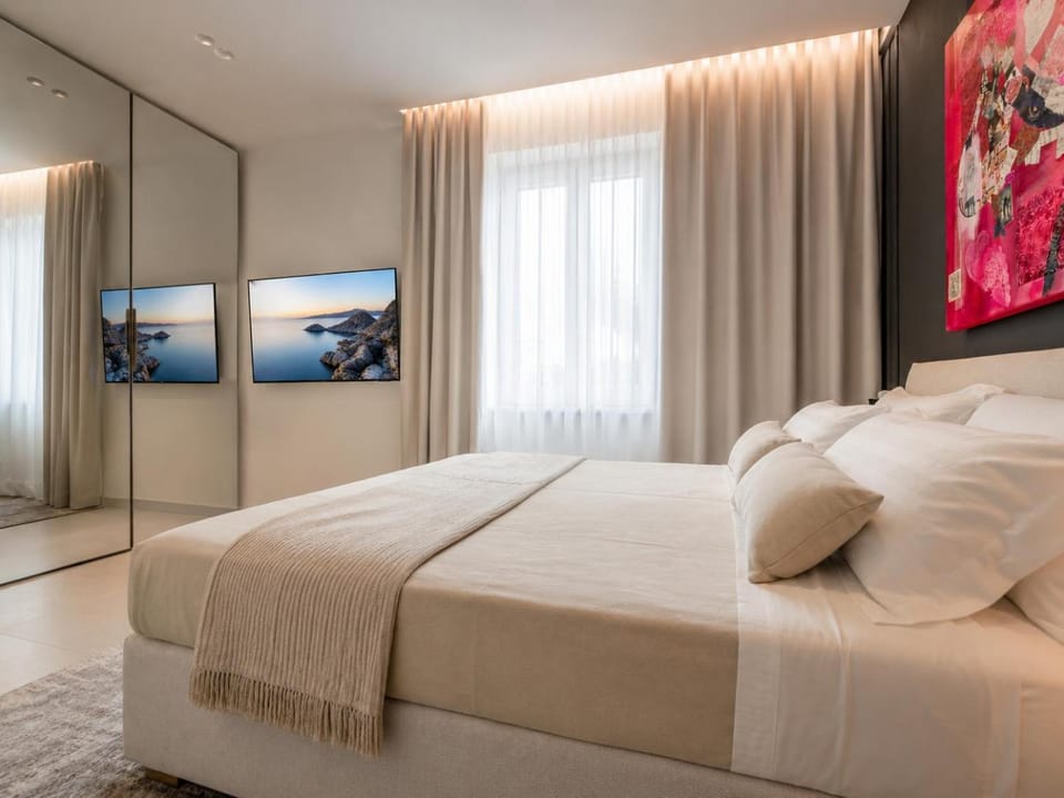 Bed, TV and multimedia, Photo of the whole room, Bedroom