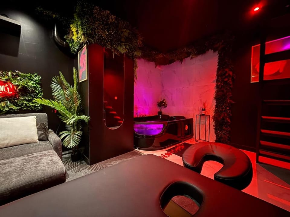 Velvet room balneo Apartment in Île-de-France