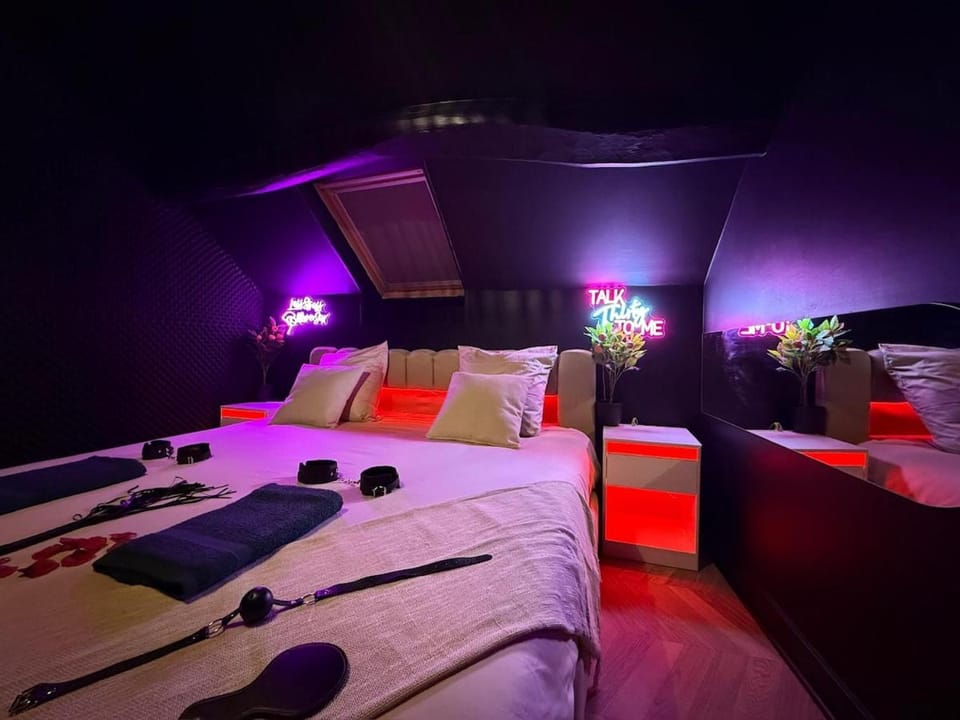 Velvet room balneo Apartment in Île-de-France