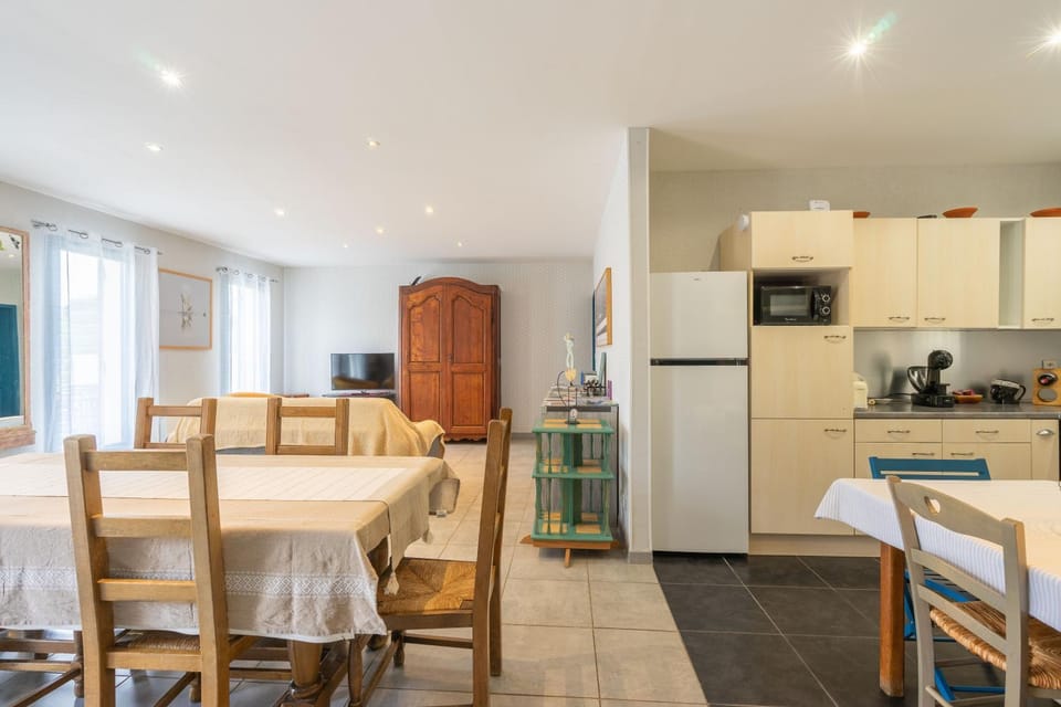 Property building, Kitchen or kitchenette, Living room