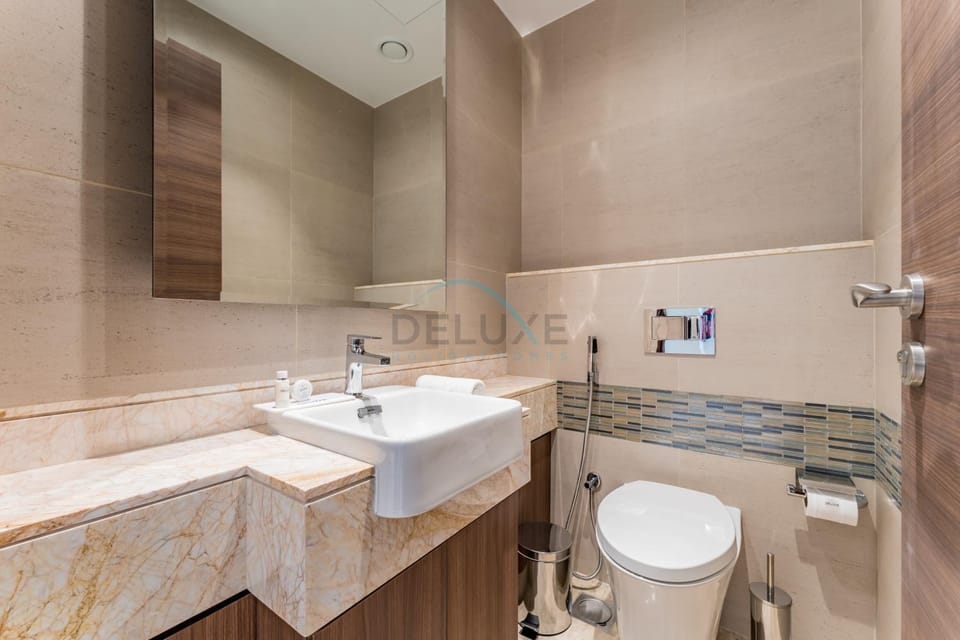 Toilet, towels