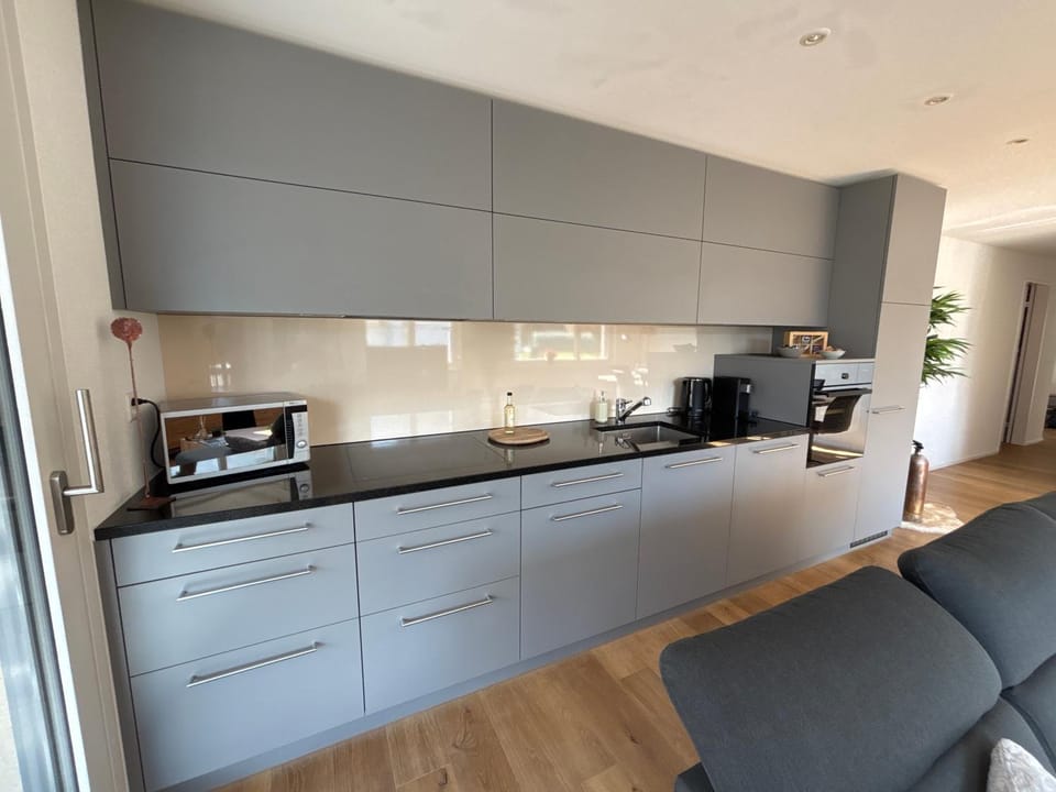 Coffee/tea facilities, Kitchen or kitchenette, stove