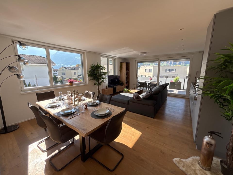 View (from property/room), Seating area, Dining area, Mountain view