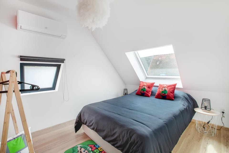 Bed, Photo of the whole room, Bedroom, air conditioner