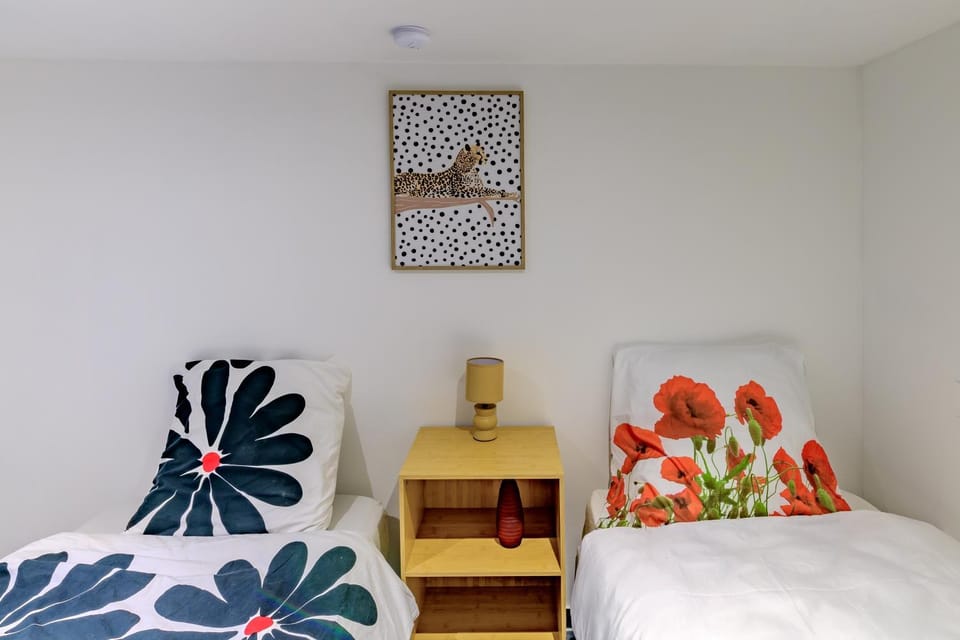 Bed, Photo of the whole room, Bedroom