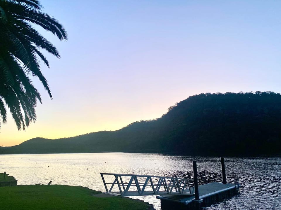 Glasshouse On The Water PET FRIENDLY House in Wisemans Ferry