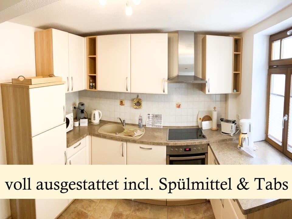 Coffee/tea facilities, Kitchen or kitchenette, microwave, stove, toaster