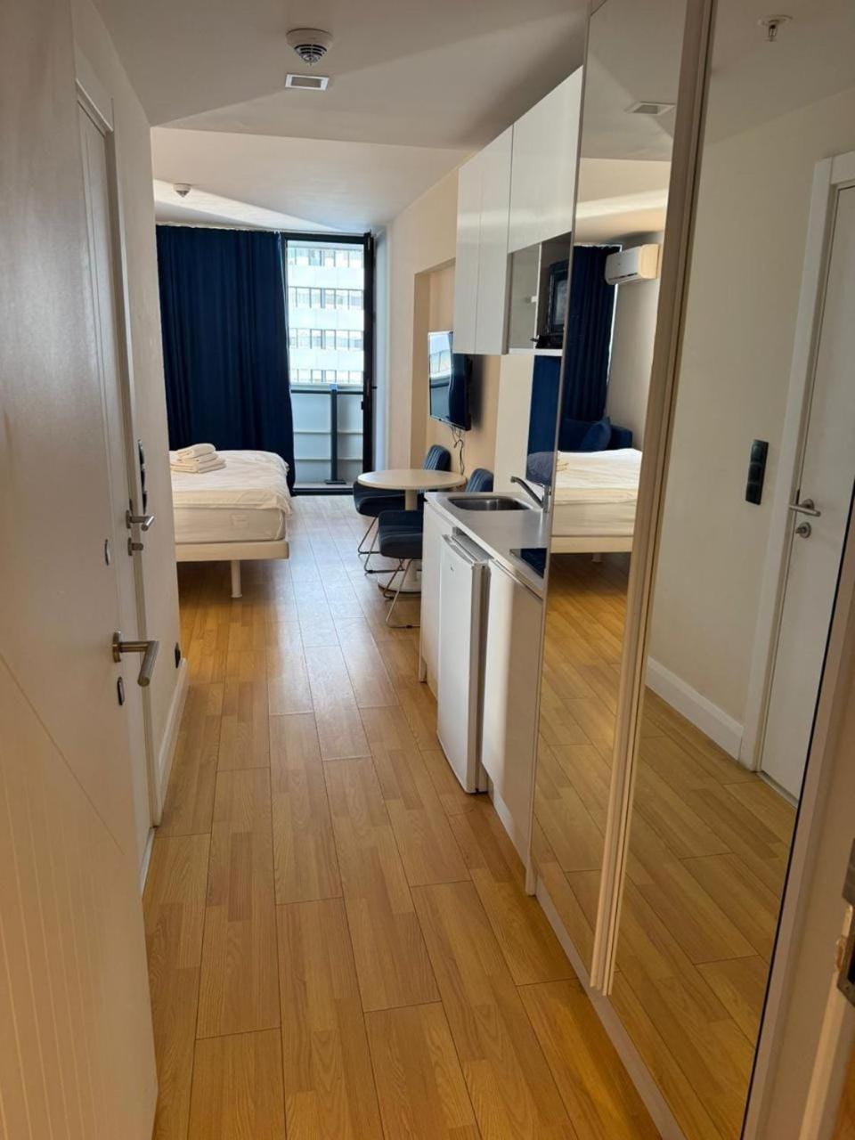 Bed, TV and multimedia, Kitchen or kitchenette, Photo of the whole room, Bedroom, hair dresser, wardrobe