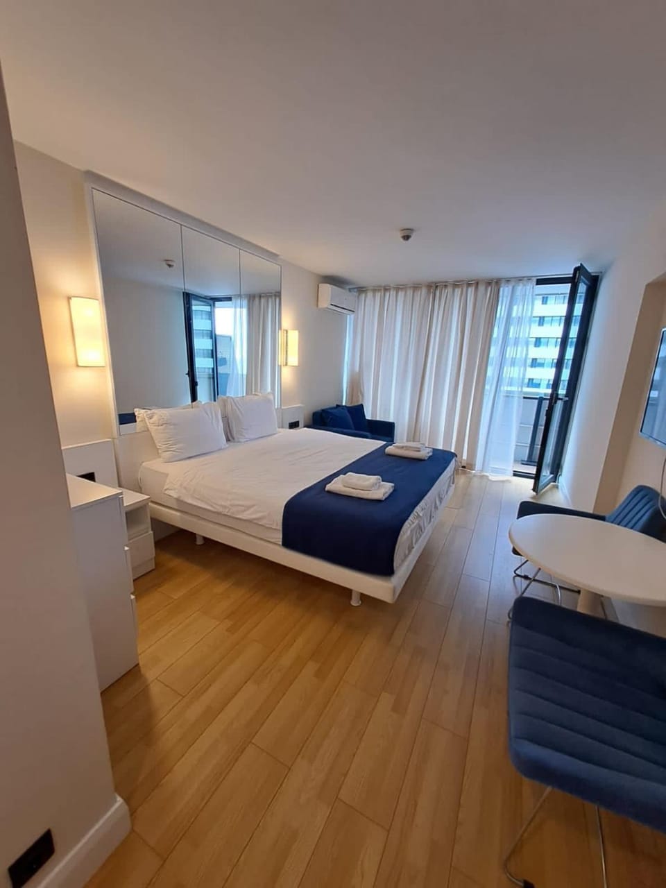 Bed, Living room, Photo of the whole room, Seating area, Bedroom