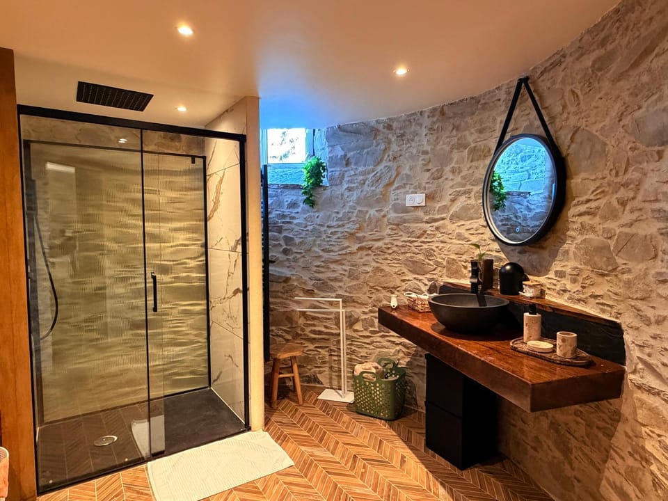 La Tour de La Valette,Chambre double avec salle de bain Vacation rental in Brittany