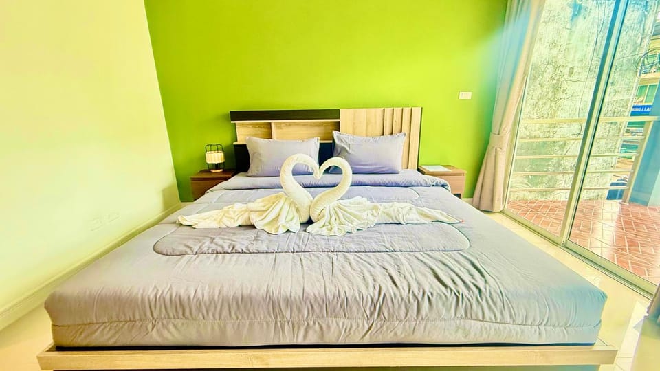 Bed, towels