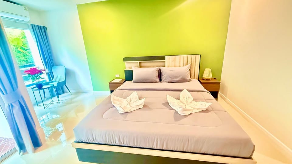 Photo of the whole room, Bedroom