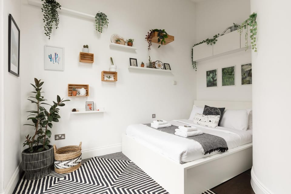 Bed, Bedroom, towels