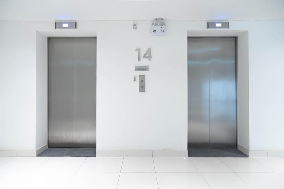 芭提雅瞰海无边泳景泳池健身房公寓 直达海滩椰子树旁 Apartment in Pattaya City